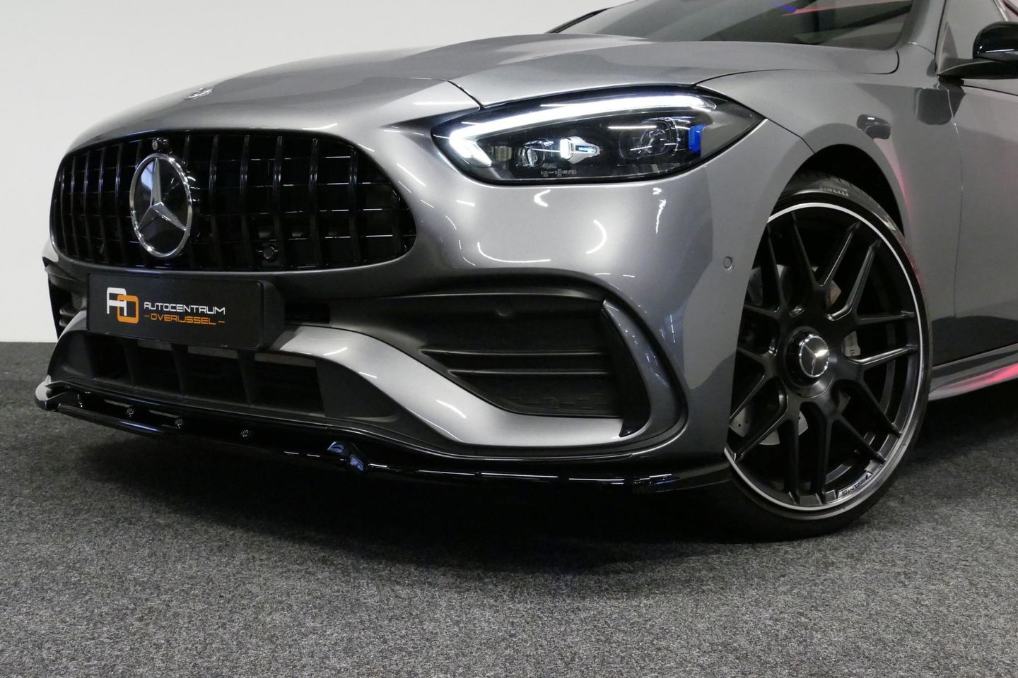 Mercedes-Benz C-Klasse 300 e AMG Line / C63s AMG Diffuser / Panamericana Grille / Panoramadak / Elektr. verstelbare voorstoelen + memory / Digital Light (Laser) / Stoelverwarming / Ambienteverlichting Plus / Apple Carplay - Android Auto / Rondomzichtcamera / HUD / 20'' LMV / Ac