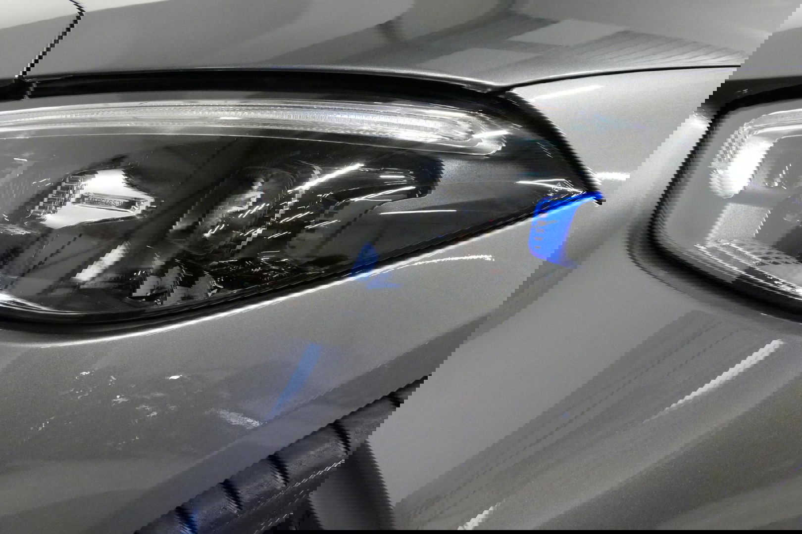 Mercedes-Benz C-Klasse 300 e AMG Line / C63s AMG Diffuser / Panamericana Grille / Panoramadak / Elektr. verstelbare voorstoelen + memory / Digital Light (Laser) / Stoelverwarming / Ambienteverlichting Plus / Apple Carplay - Android Auto / Rondomzichtcamera / HUD / 20'' LMV / Ac