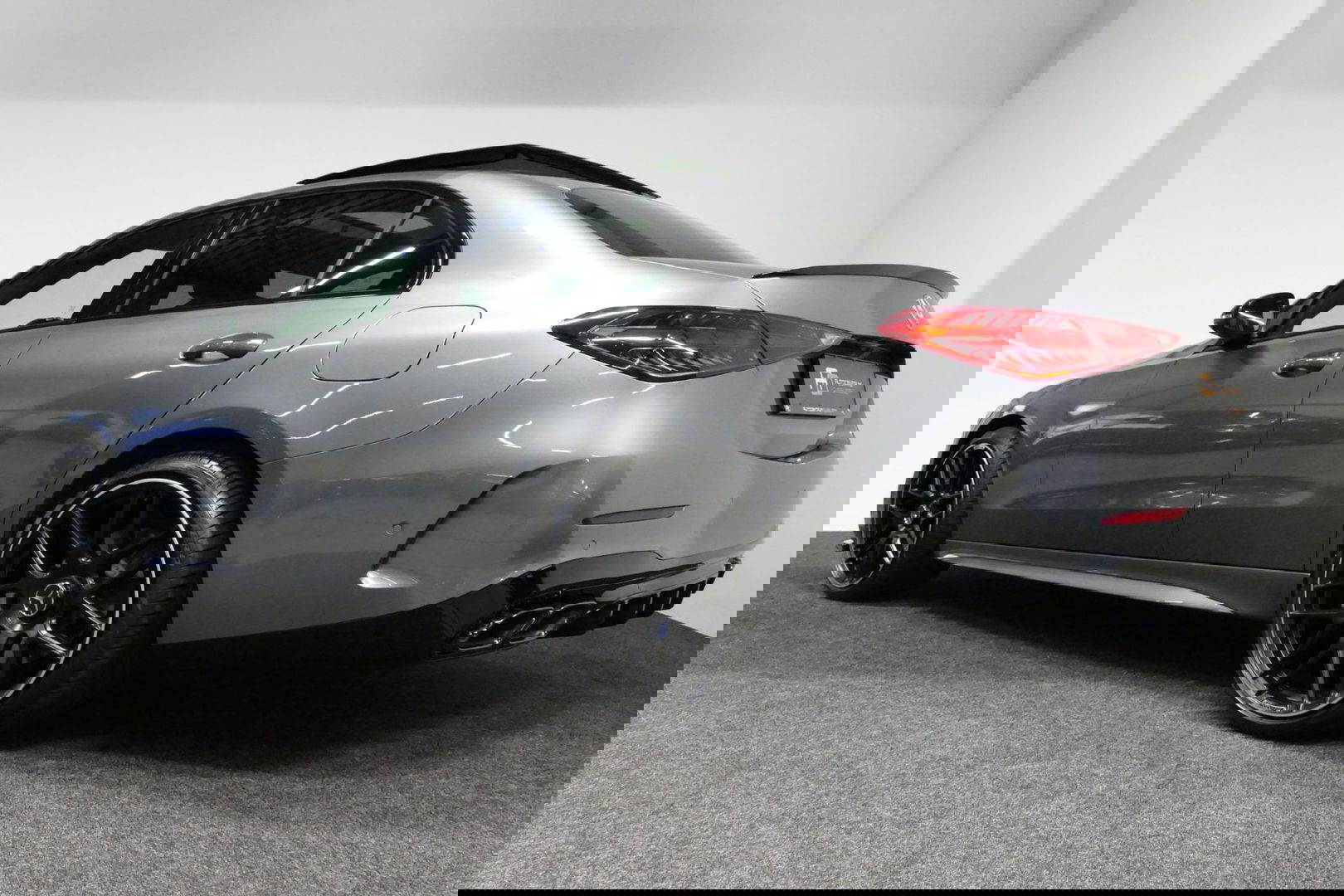 Mercedes-Benz C-Klasse 300 e AMG Line / C63s AMG Diffuser / Panamericana Grille / Panoramadak / Elektr. verstelbare voorstoelen + memory / Digital Light (Laser) / Stoelverwarming / Ambienteverlichting Plus / Apple Carplay - Android Auto / Rondomzichtcamera / HUD / 20'' LMV / Ac