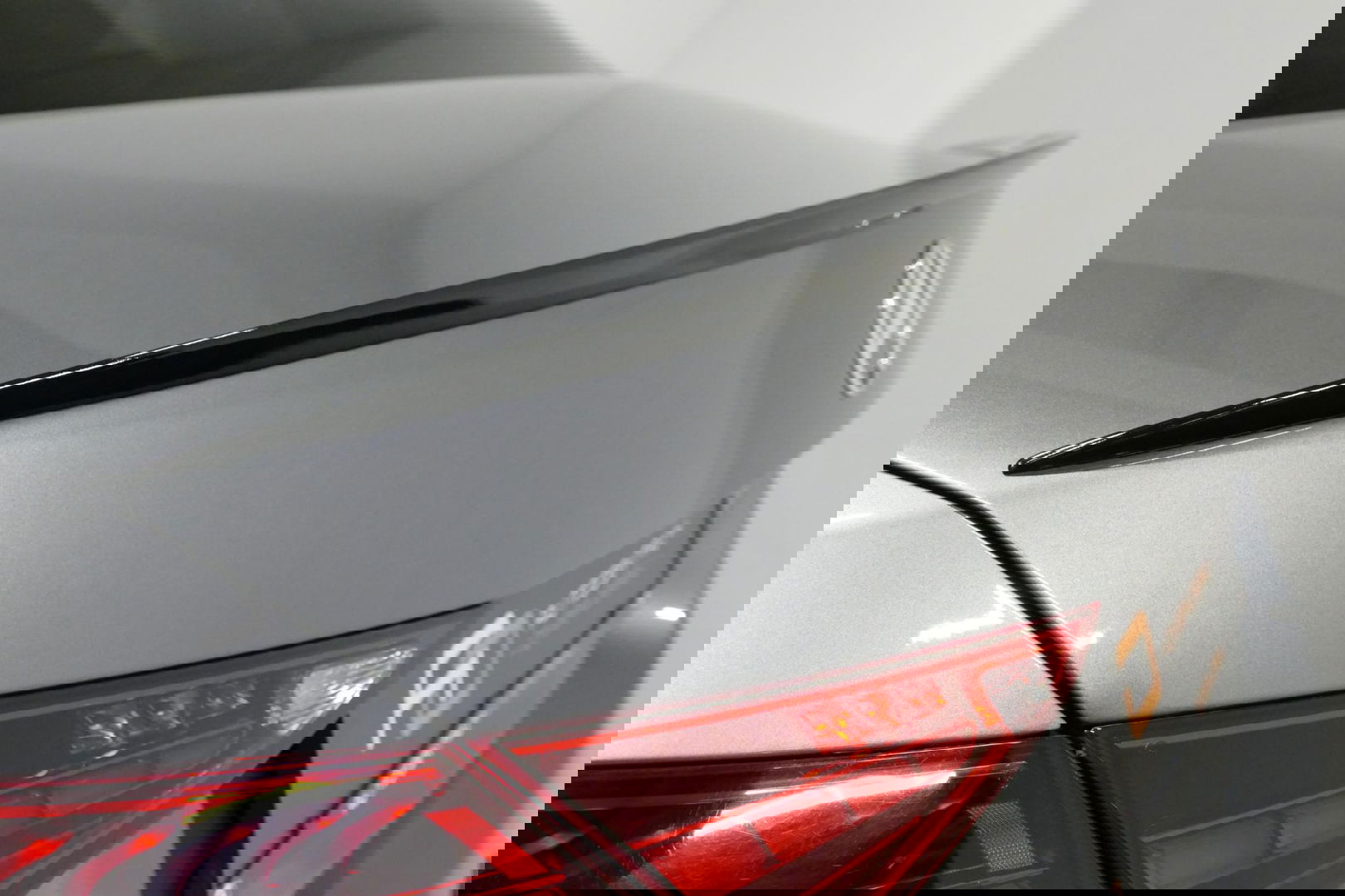 Mercedes-Benz C-Klasse 300 e AMG Line / C63s AMG Diffuser / Panamericana Grille / Panoramadak / Elektr. verstelbare voorstoelen + memory / Digital Light (Laser) / Stoelverwarming / Ambienteverlichting Plus / Apple Carplay - Android Auto / Rondomzichtcamera / HUD / 20'' LMV / Ac