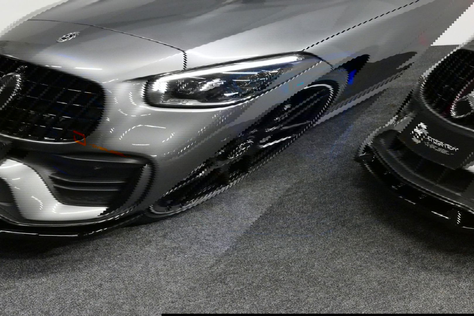 Mercedes-Benz C-Klasse 300 e AMG Line / C63s AMG Diffuser / Panamericana Grille / Panoramadak / Elektr. verstelbare voorstoelen + memory / Digital Light (Laser) / Stoelverwarming / Ambienteverlichting Plus / Apple Carplay - Android Auto / Rondomzichtcamera / HUD / 20'' LMV / Ac