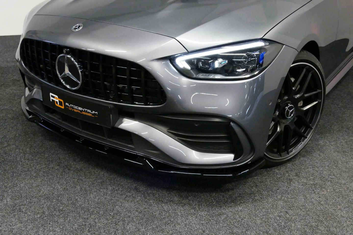 Mercedes-Benz C-Klasse 300 e AMG Line / C63s AMG Diffuser / Panamericana Grille / Panoramadak / Elektr. verstelbare voorstoelen + memory / Digital Light (Laser) / Stoelverwarming / Ambienteverlichting Plus / Apple Carplay - Android Auto / Rondomzichtcamera / HUD / 20'' LMV / Ac
