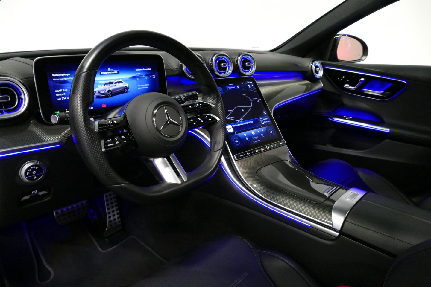Mercedes-Benz C-Klasse 300 e AMG Line / C63s AMG Diffuser / Panamericana Grille / Panoramadak / Elektr. verstelbare voorstoelen + memory / Digital Light (Laser) / Stoelverwarming / Ambienteverlichting Plus / Apple Carplay - Android Auto / Rondomzichtcamera / HUD / 20'' LMV / Ac