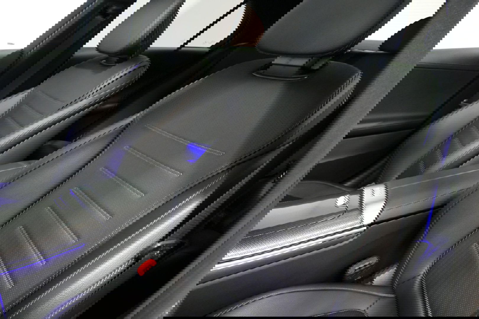 Mercedes-Benz C-Klasse 300 e AMG Line / C63s AMG Diffuser / Panamericana Grille / Panoramadak / Elektr. verstelbare voorstoelen + memory / Digital Light (Laser) / Stoelverwarming / Ambienteverlichting Plus / Apple Carplay - Android Auto / Rondomzichtcamera / HUD / 20'' LMV / Ac