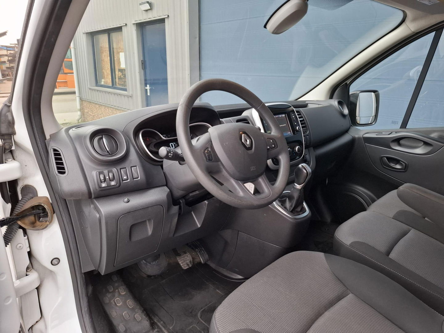Renault Trafic 2.0 dCi 145 T27 L1H1 Comfort AUTOMAAT / IMPERIAL / NAVI / KASTEN INRICHTING / TREKHAAK