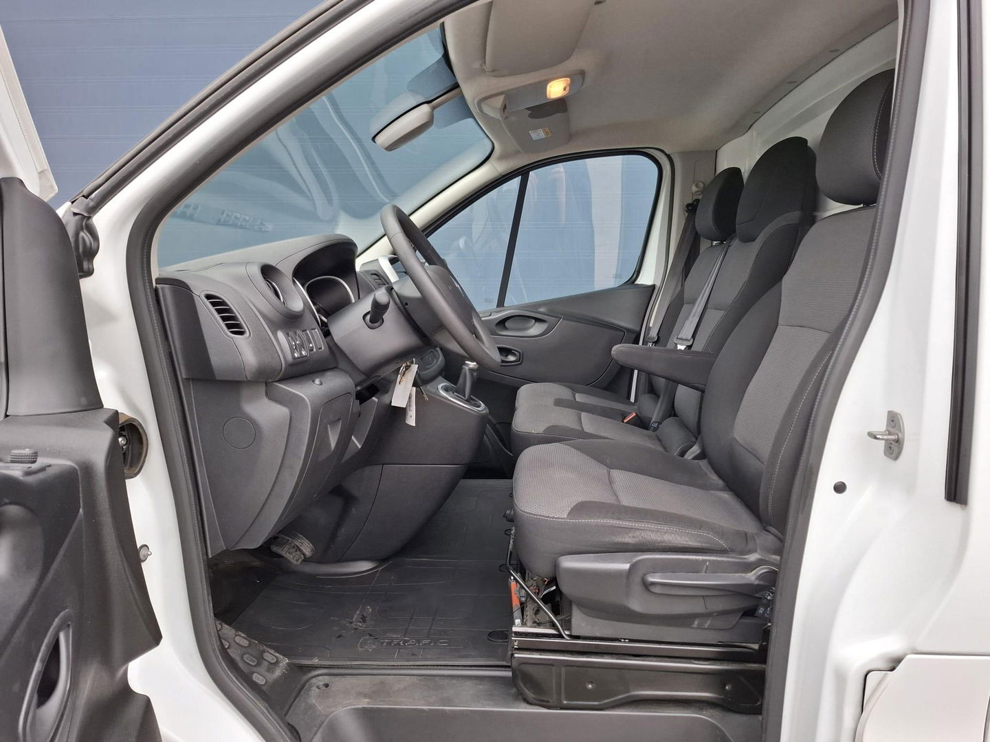 Renault Trafic 2.0 dCi 145 T27 L1H1 Comfort AUTOMAAT / IMPERIAL / NAVI / KASTEN INRICHTING / TREKHAAK