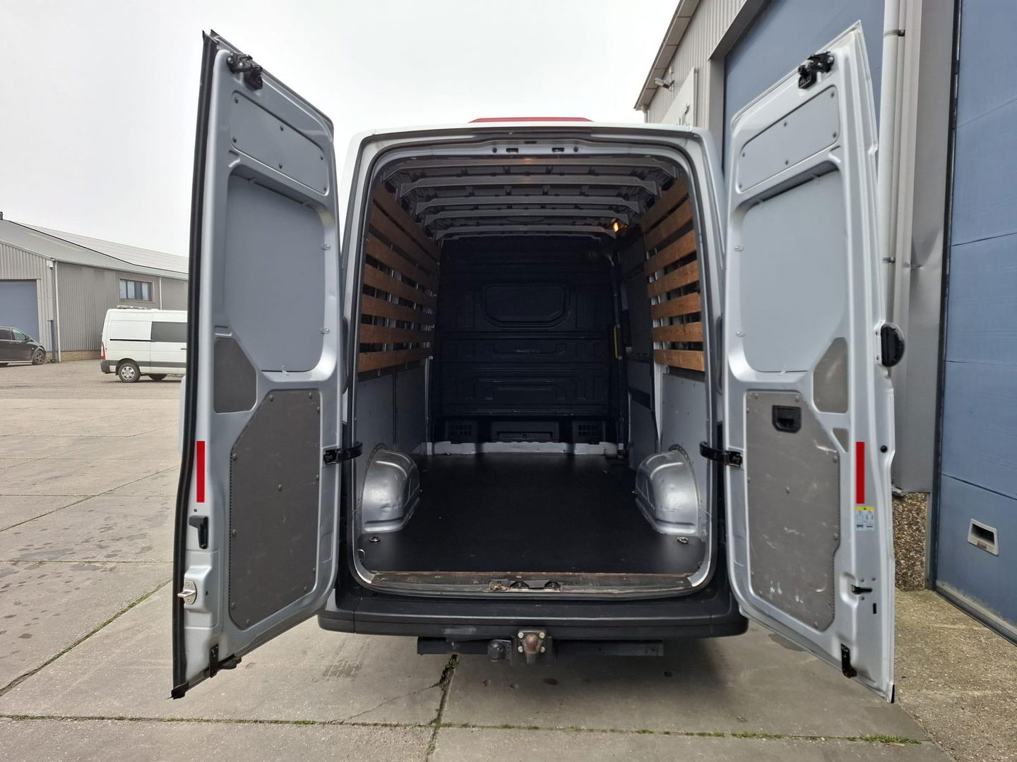 Volkswagen Crafter 35 2.0 TDI L3H3 Comfortline AIRCO / CRUISE CONTROLE / TREKHAAK / 3 ZITS / NAVI / CARPLAY