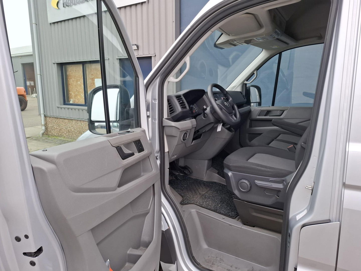 Volkswagen Crafter 35 2.0 TDI L3H3 Comfortline AIRCO / CRUISE CONTROLE / TREKHAAK / 3 ZITS / NAVI / CARPLAY