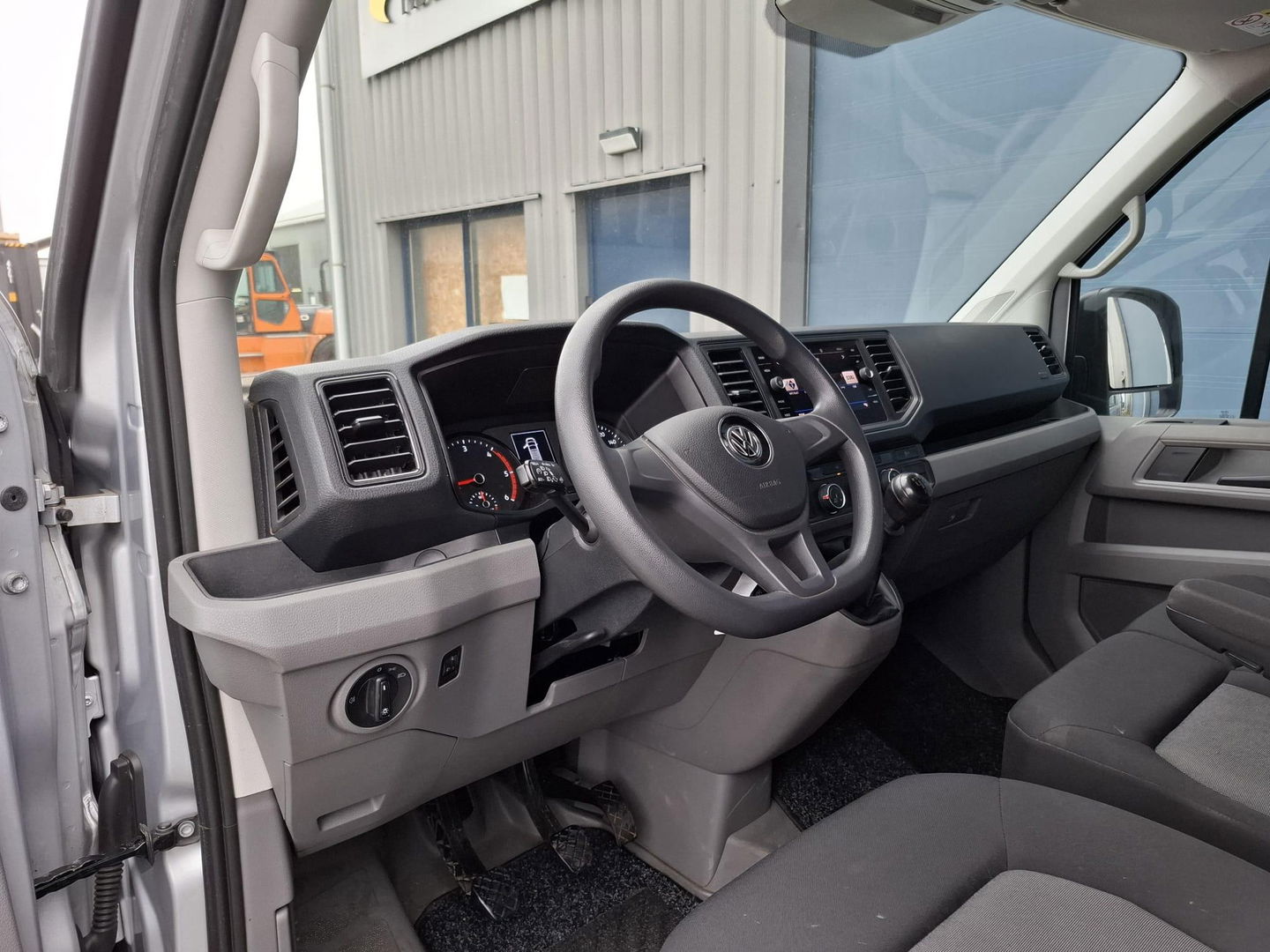 Volkswagen Crafter 35 2.0 TDI L3H3 Comfortline AIRCO / CRUISE CONTROLE / TREKHAAK / 3 ZITS / NAVI / CARPLAY