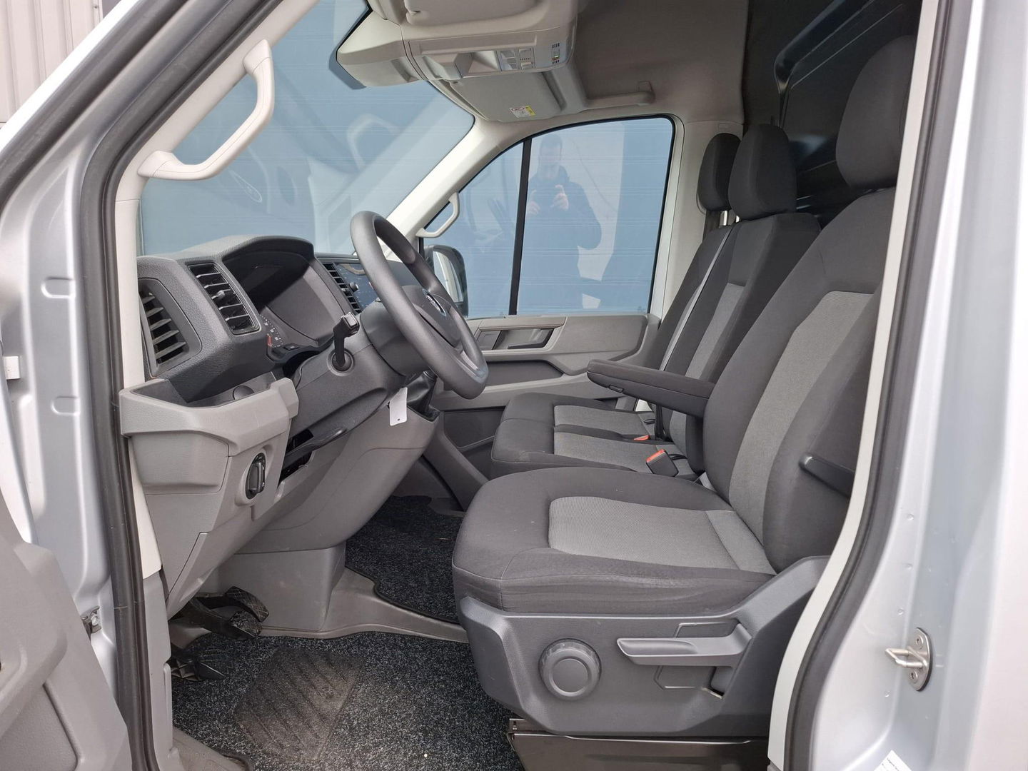 Volkswagen Crafter 35 2.0 TDI L3H3 Comfortline AIRCO / CRUISE CONTROLE / TREKHAAK / 3 ZITS / NAVI / CARPLAY