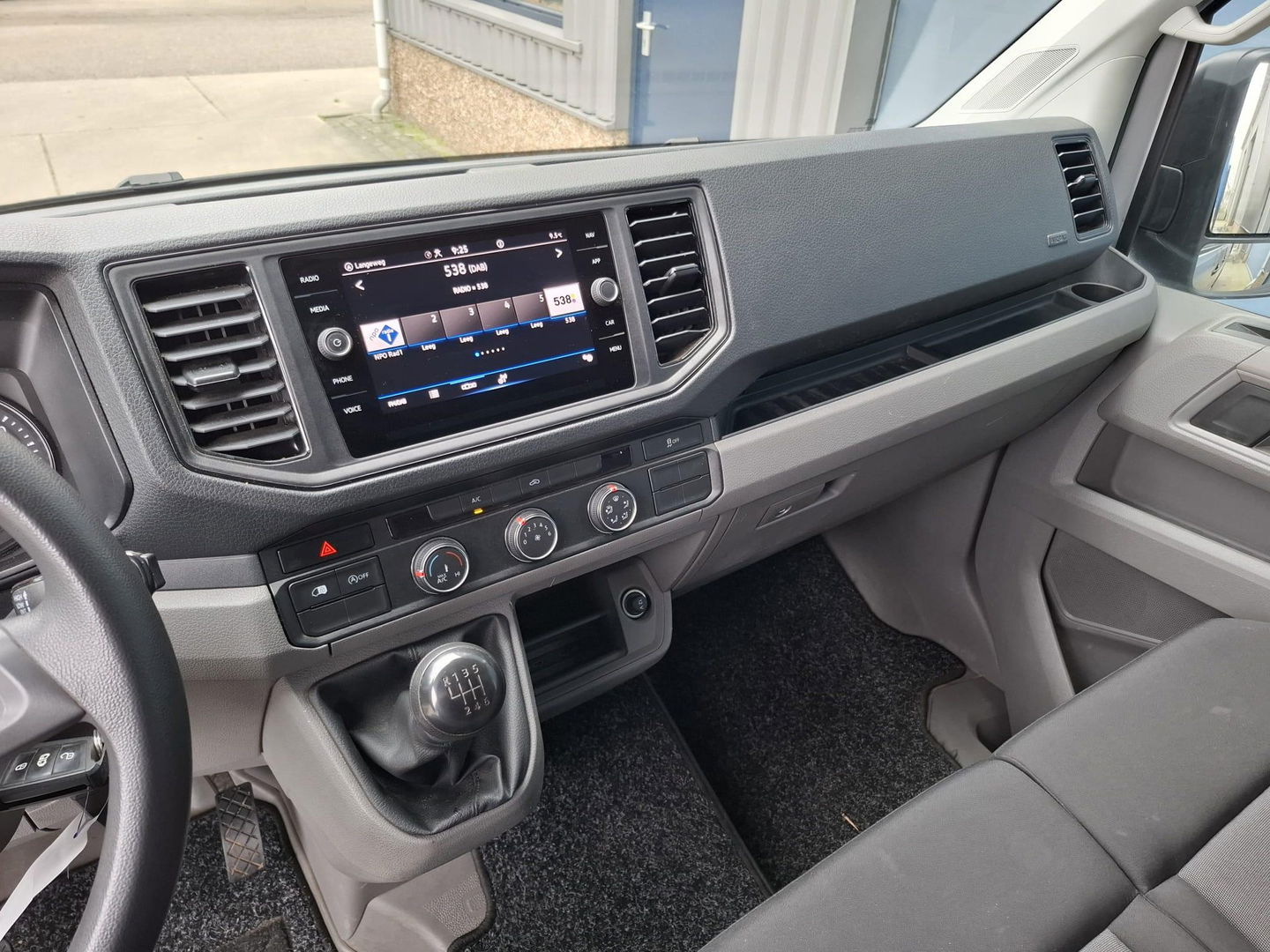 Volkswagen Crafter 35 2.0 TDI L3H3 Comfortline AIRCO / CRUISE CONTROLE / TREKHAAK / 3 ZITS / NAVI / CARPLAY