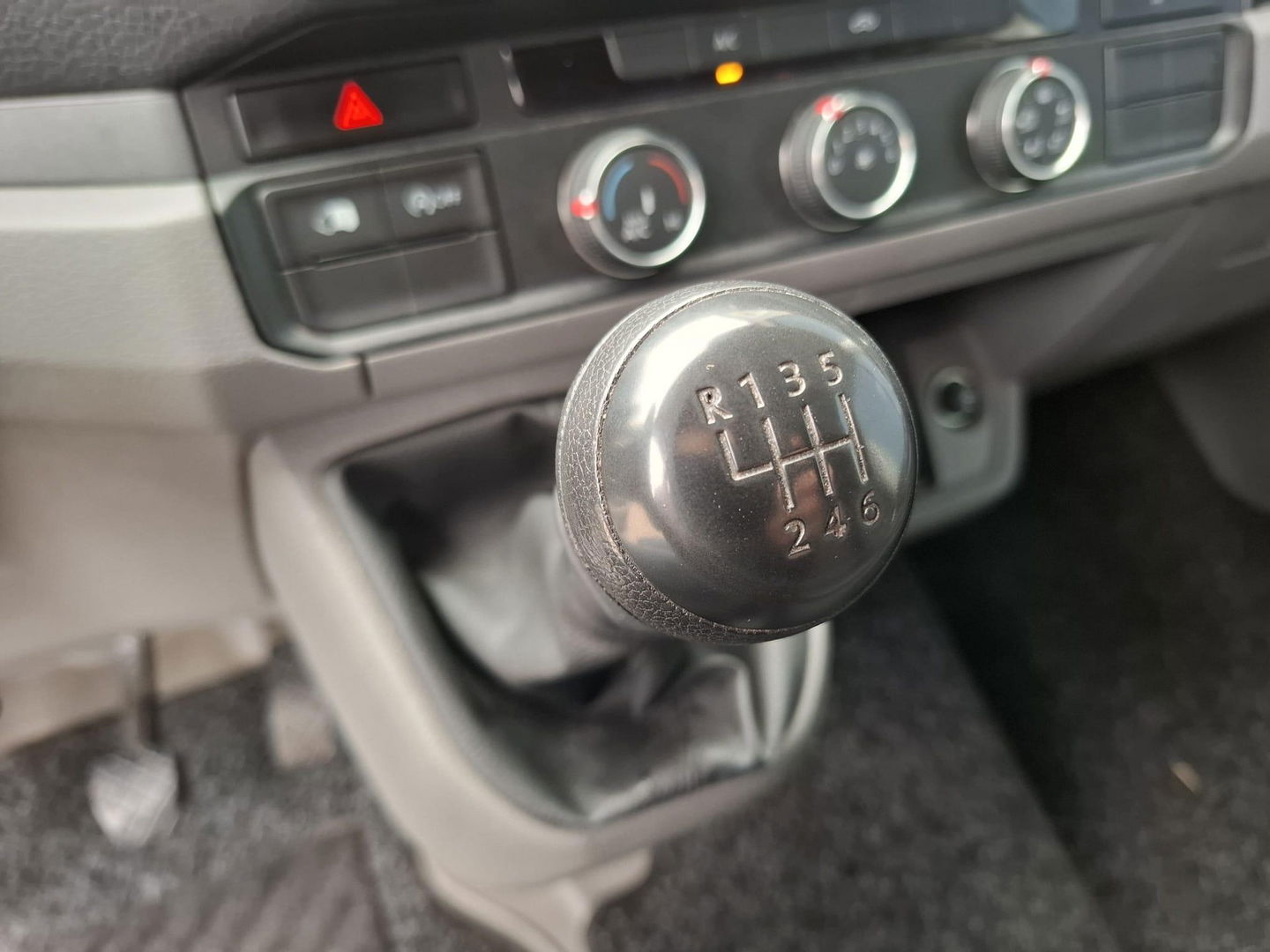 Volkswagen Crafter 35 2.0 TDI L3H3 Comfortline AIRCO / CRUISE CONTROLE / TREKHAAK / 3 ZITS / NAVI / CARPLAY