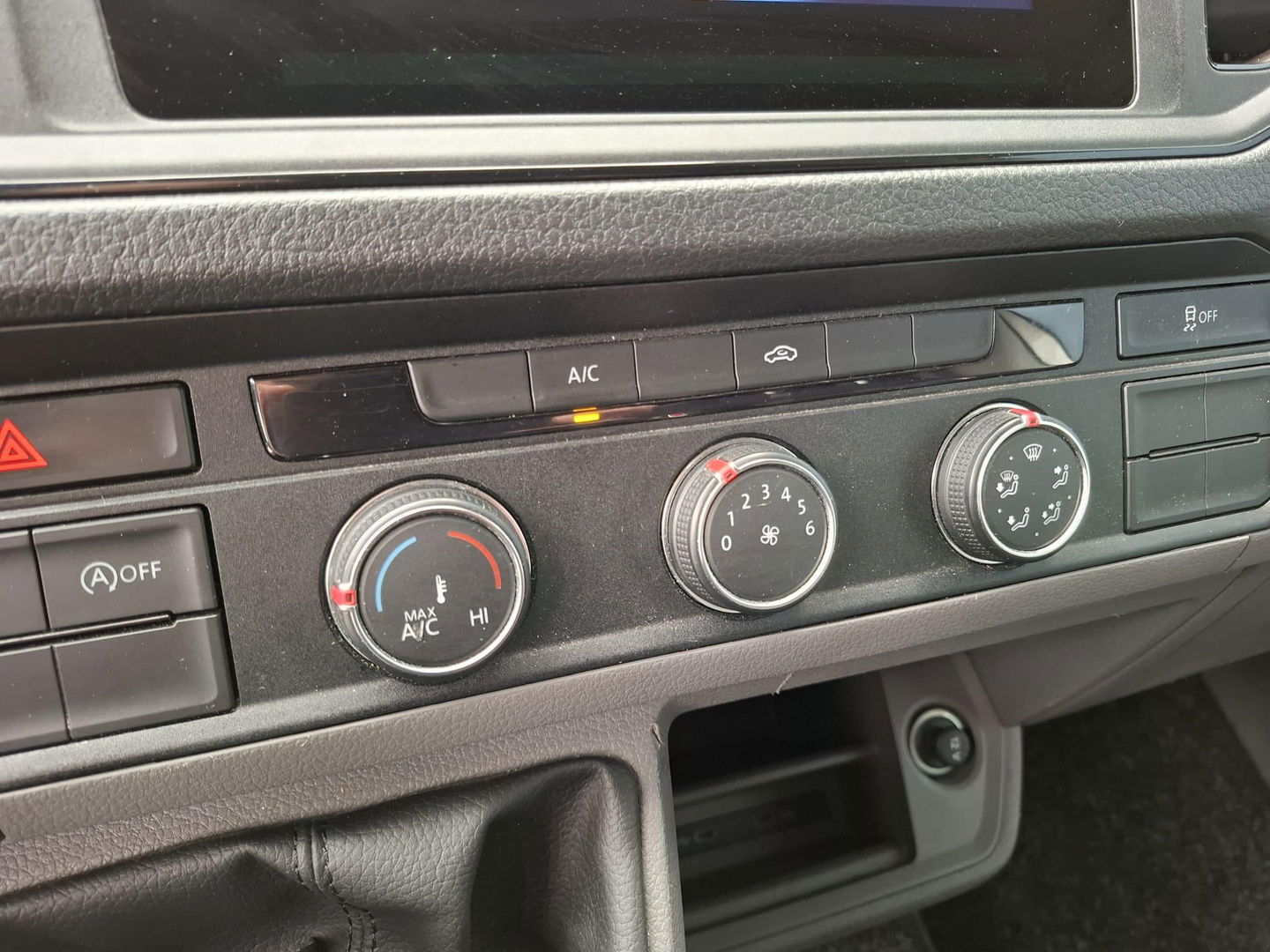 Volkswagen Crafter 35 2.0 TDI L3H3 Comfortline AIRCO / CRUISE CONTROLE / TREKHAAK / 3 ZITS / NAVI / CARPLAY