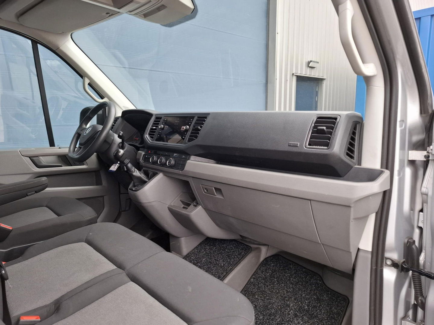 Volkswagen Crafter 35 2.0 TDI L3H3 Comfortline AIRCO / CRUISE CONTROLE / TREKHAAK / 3 ZITS / NAVI / CARPLAY