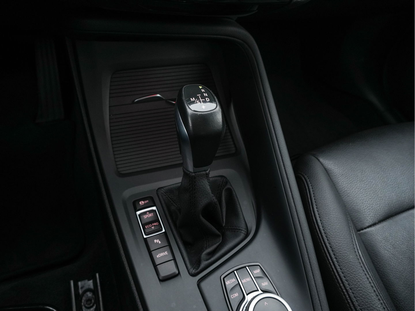 BMW X1 xDrive25e eDrive Edition ( Plug-In ) (INCL-BTW) *LEATHER | FULL-LED | HARMAN/KARDON | CAMERA | HEATED-COMFORTSEATS | NAVI-FULLMAP | ECC | KEYLESS |  PDC | CRUISE | DAB | TOWBAR | HEAD-UP | 17''ALU*