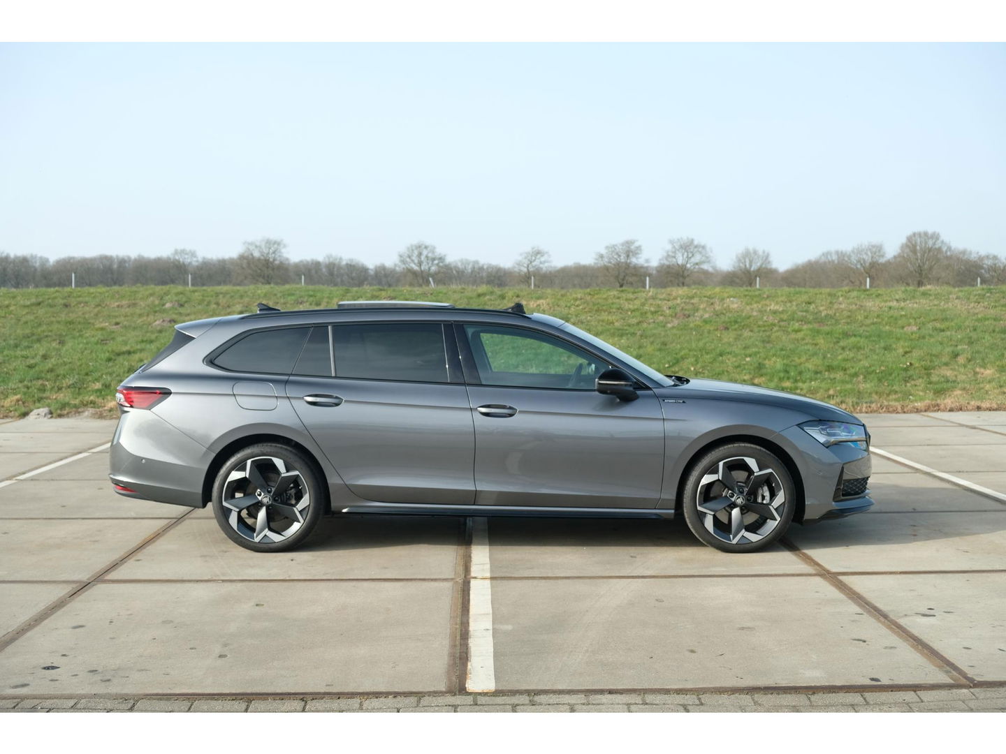 Škoda Superb Combi 1.5 TSI PHEV Sportline | PANO | TREKHAAK | 19" TORCULAR VELGEN | DCC | HEAD-UP DISPLAY