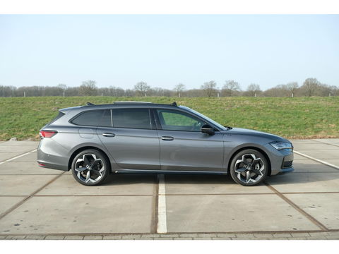 Škoda Superb Combi 1.5 TSI PHEV Sportline | PANO | TREKHAAK | 19" TORCULAR VELGEN | DCC | HEAD-UP DISPLAY