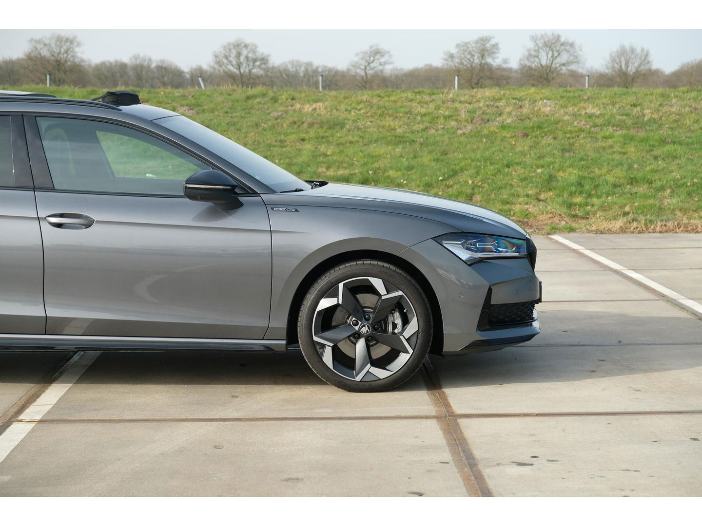 Škoda Superb Combi 1.5 TSI PHEV Sportline | PANO | TREKHAAK | 19" TORCULAR VELGEN | DCC | HEAD-UP DISPLAY