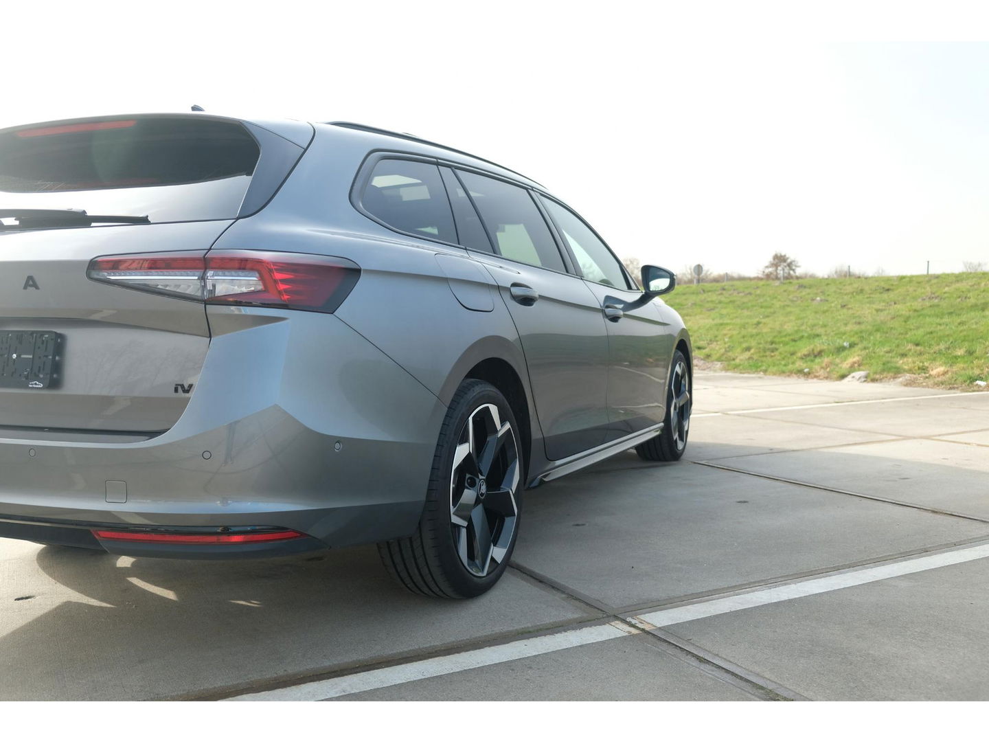 Škoda Superb Combi 1.5 TSI PHEV Sportline | PANO | TREKHAAK | 19" TORCULAR VELGEN | DCC | HEAD-UP DISPLAY