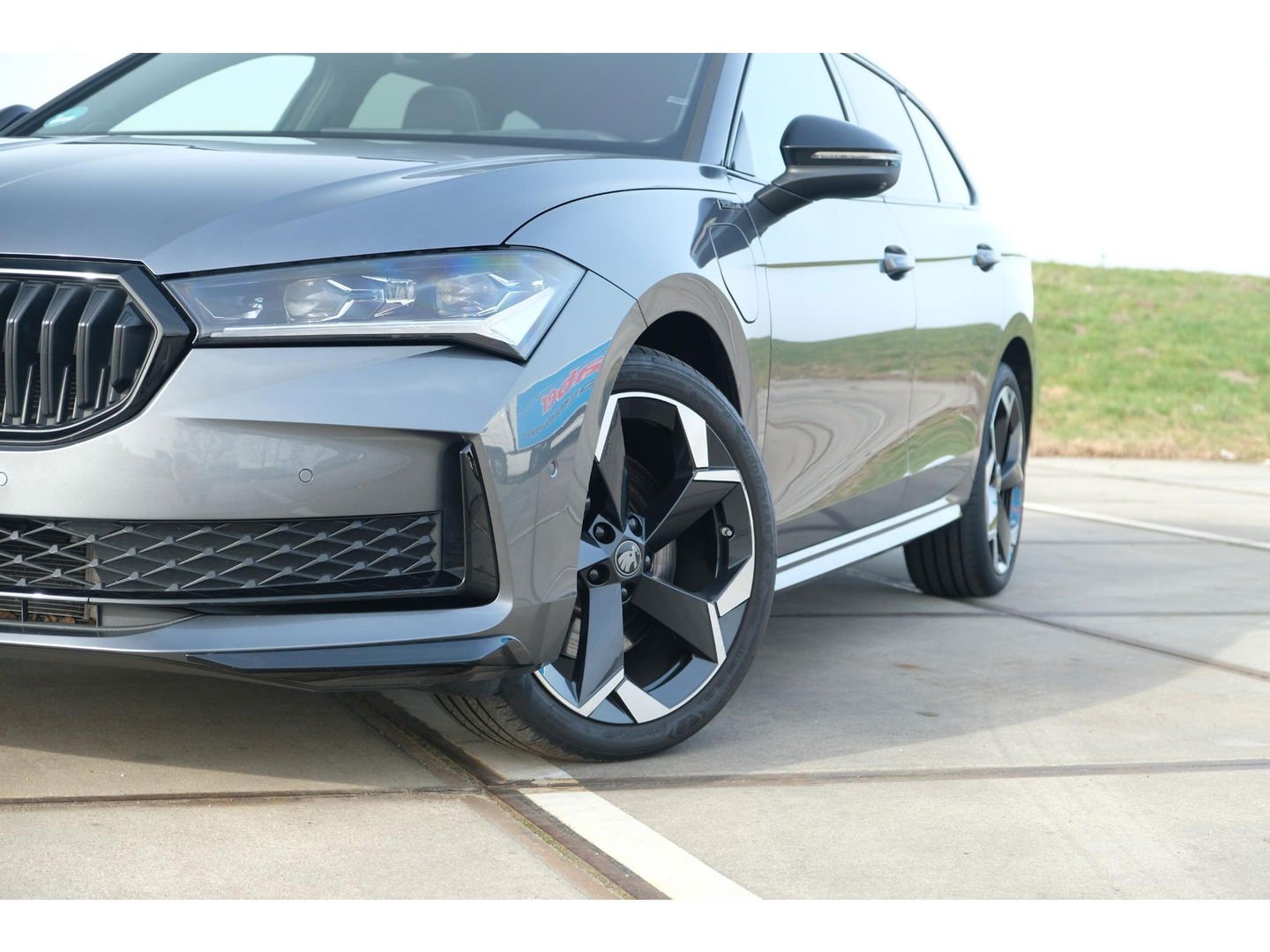 Škoda Superb Combi 1.5 TSI PHEV Sportline | PANO | TREKHAAK | 19" TORCULAR VELGEN | DCC | HEAD-UP DISPLAY