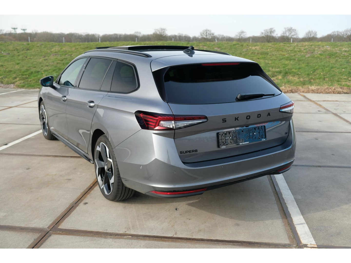 Škoda Superb Combi 1.5 TSI PHEV Sportline | PANO | TREKHAAK | 19" TORCULAR VELGEN | DCC | HEAD-UP DISPLAY