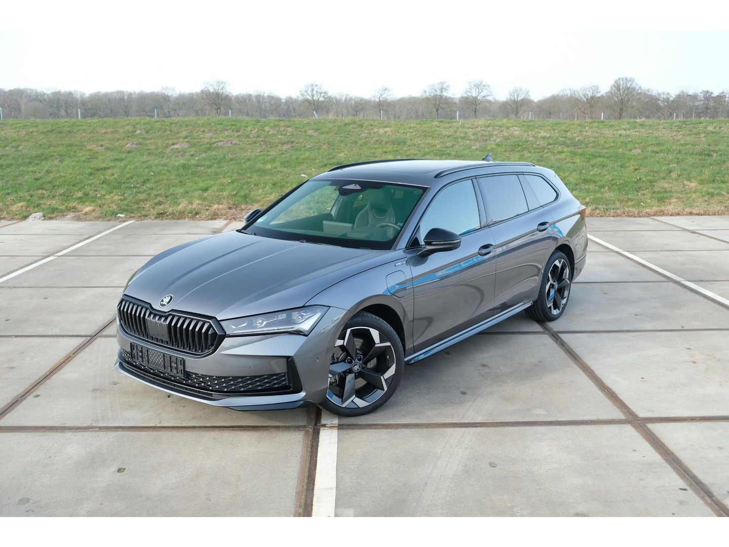 Škoda Superb Combi 1.5 TSI PHEV Sportline | PANO | TREKHAAK | 19" TORCULAR VELGEN | DCC | HEAD-UP DISPLAY