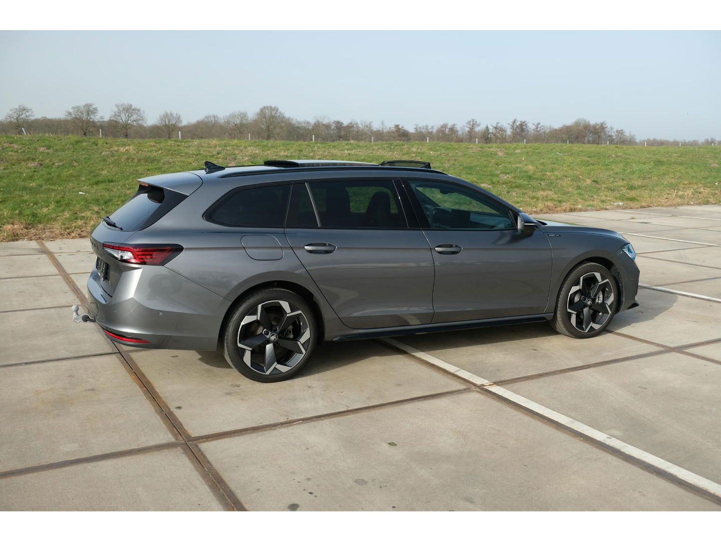 Škoda Superb Combi 1.5 TSI PHEV Sportline | PANO | TREKHAAK | 19" TORCULAR VELGEN | DCC | HEAD-UP DISPLAY