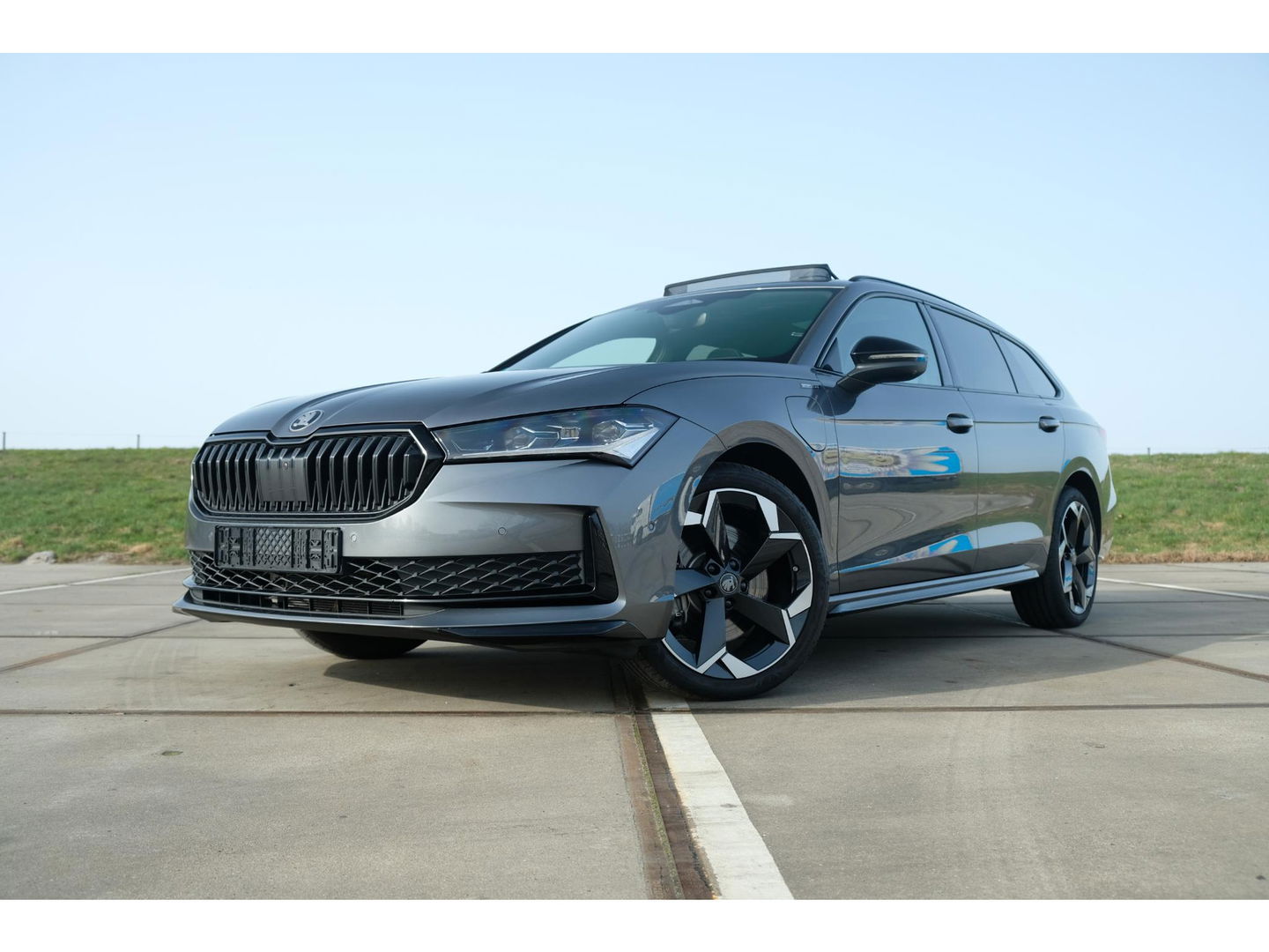 Škoda Superb Combi 1.5 TSI PHEV Sportline | PANO | TREKHAAK | 19" TORCULAR VELGEN | DCC | HEAD-UP DISPLAY