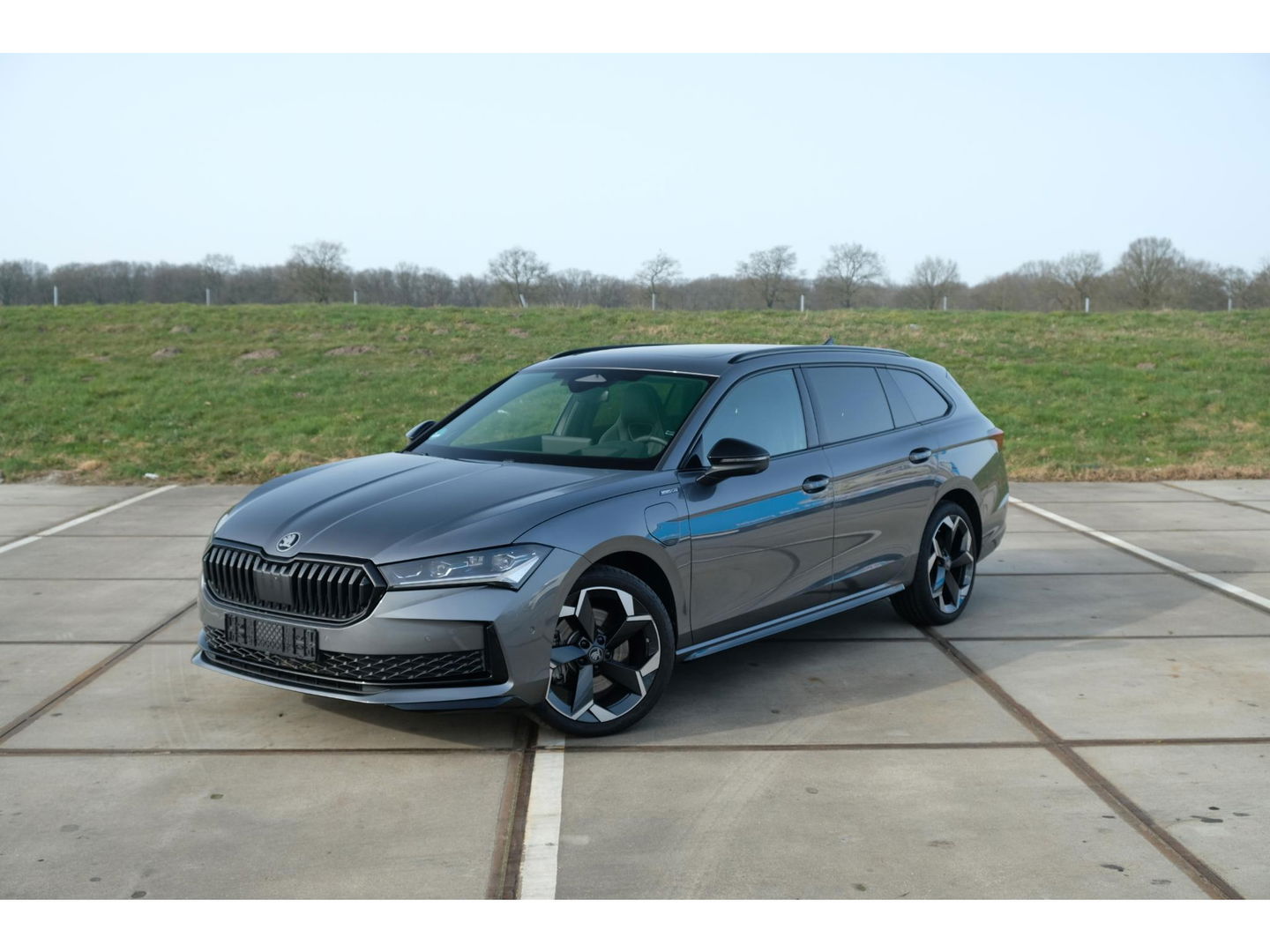 Škoda Superb Combi 1.5 TSI PHEV Sportline | PANO | TREKHAAK | 19" TORCULAR VELGEN | DCC | HEAD-UP DISPLAY