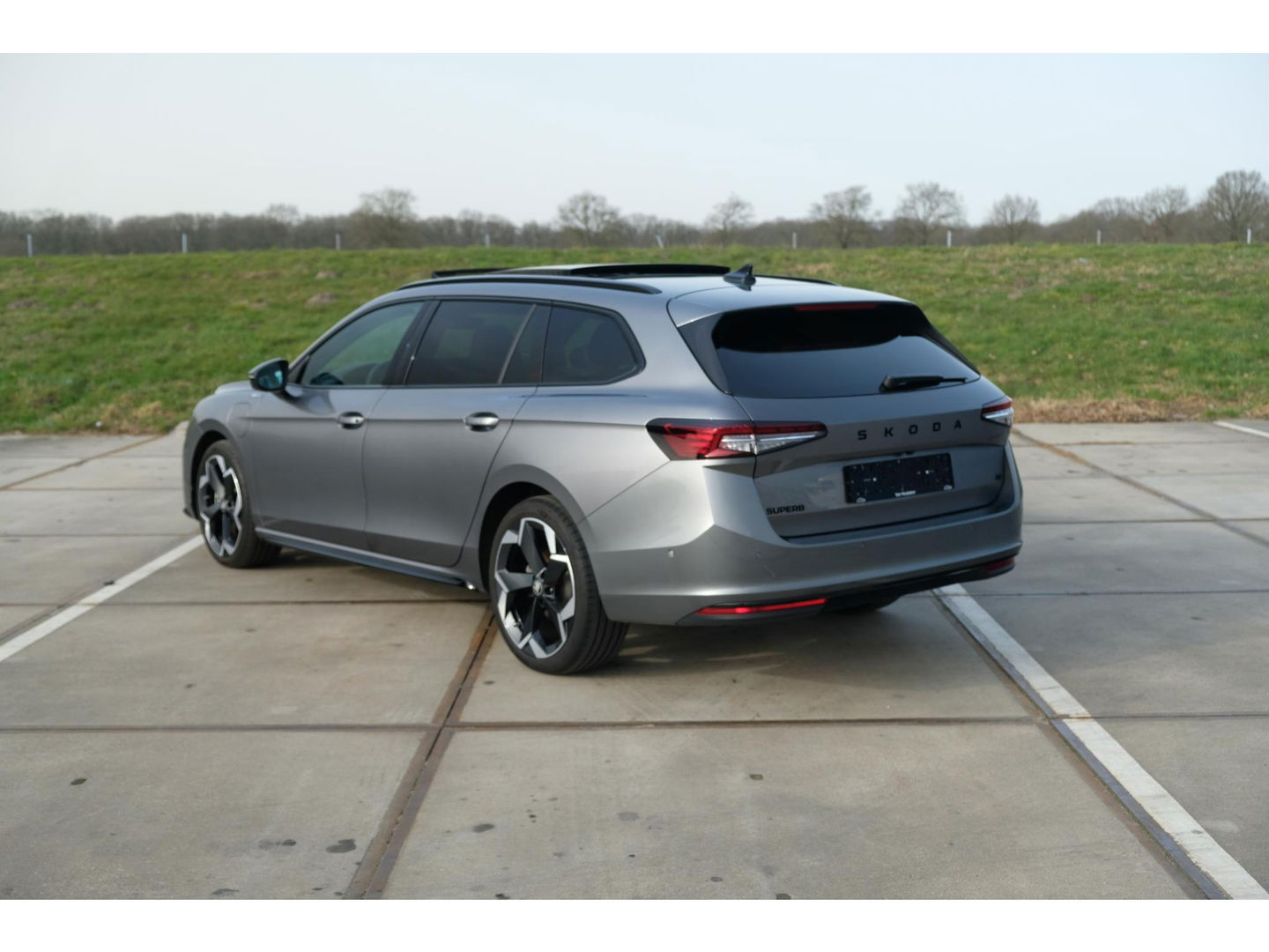 Škoda Superb Combi 1.5 TSI PHEV Sportline | PANO | TREKHAAK | 19" TORCULAR VELGEN | DCC | HEAD-UP DISPLAY