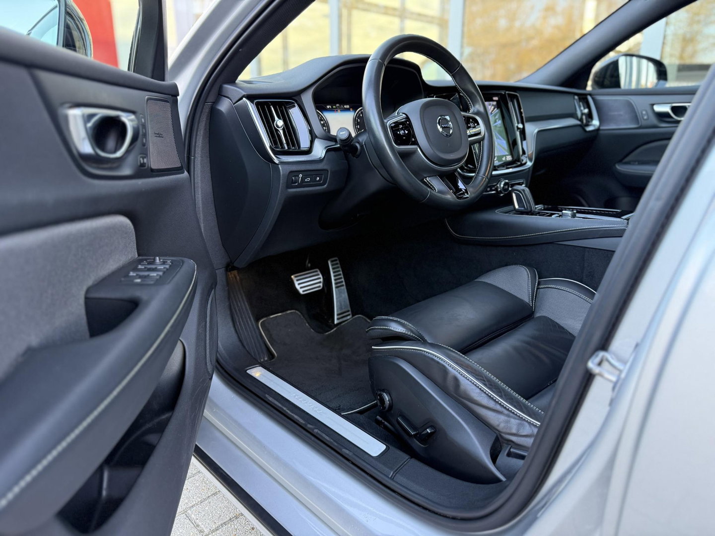 Volvo V60 2.0 T8 Recharge 390PK AWD R-Design |Pano|H/K|360CAM|AutoPilot|Trekhaak