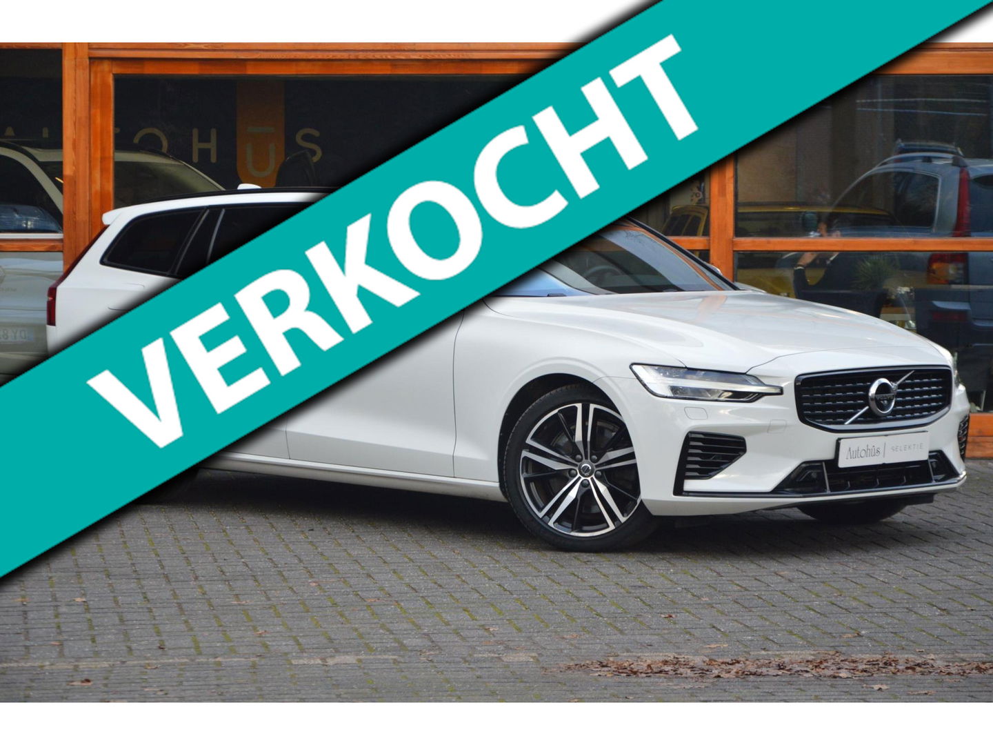 Volvo V60 T6 Hybride LONG RANGE AWD Plus Dark | Trekhaak | Stoel + Stuur Verwarmd | elektrische stoelen | Pilot-assist |