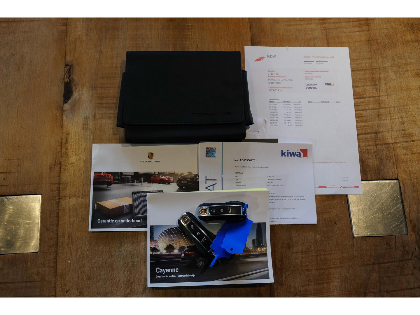 Porsche Cayenne Coupé 3.0 E-Hybrid 462PK Krijtgrijs SportDesign Luchtvering *SOH 82%* Lightweight Package Carbon Dak 4-wielsturing NLauto
