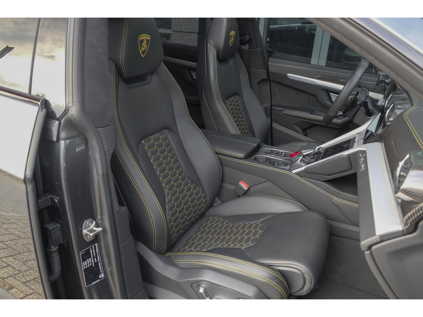 Lamborghini Urus 4.0 V8 650pk Panoramadak NLauto 4-zit Carbon Bang&Olufsen 4-wielsturing Massage Stoelkoeling 23" LMV