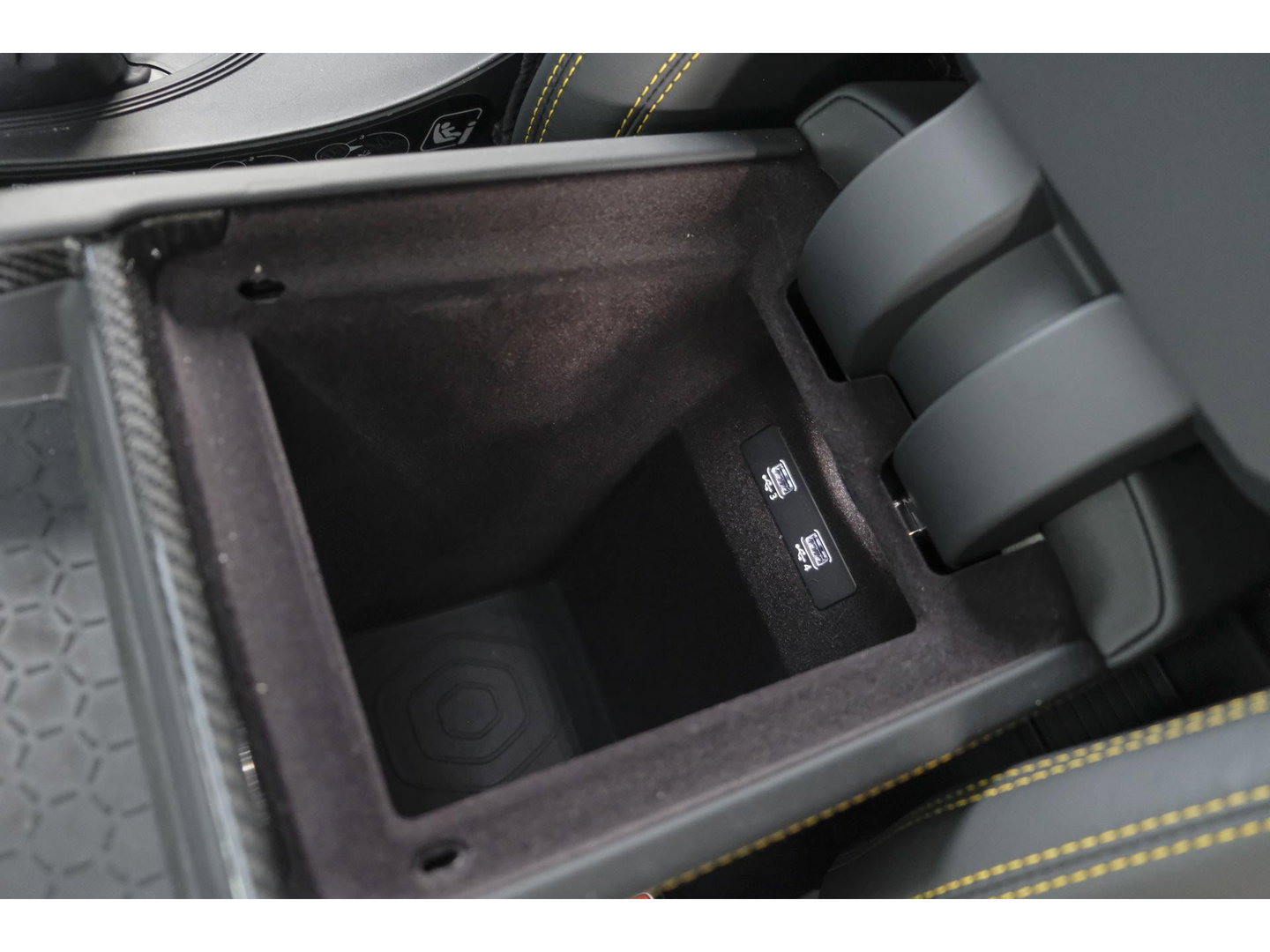 Lamborghini Urus 4.0 V8 650pk Panoramadak NLauto 4-zit Carbon Bang&Olufsen 4-wielsturing Massage Stoelkoeling 23" LMV