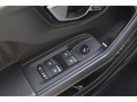 Lamborghini Urus 4.0 V8 650pk Panoramadak NLauto 4-zit Carbon Bang&Olufsen 4-wielsturing Massage Stoelkoeling 23" LMV