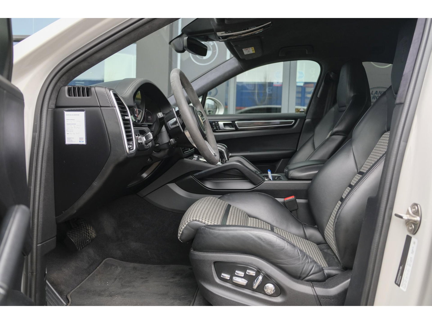 Porsche Cayenne Coupé 3.0 E-Hybrid 462PK Krijtgrijs SportDesign Luchtvering *SOH 82%* Lightweight Package Carbon Dak 4-wielsturing NLauto