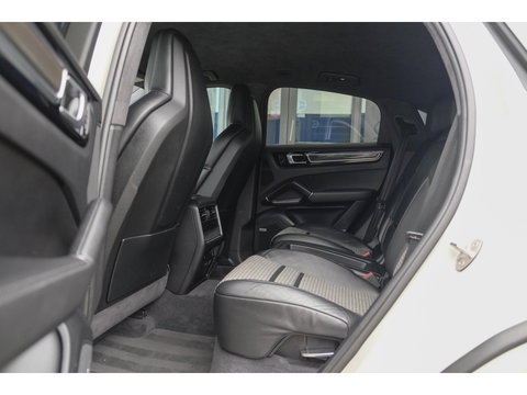 Porsche Cayenne Coupé 3.0 E-Hybrid 462PK Krijtgrijs SportDesign Luchtvering *SOH 82%* Lightweight Package Carbon Dak 4-wielsturing NLauto