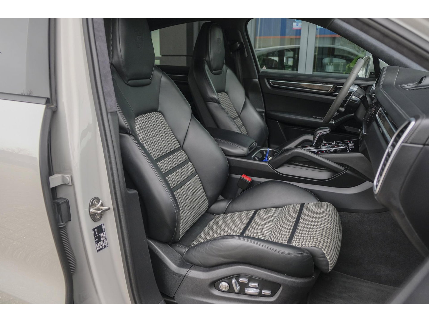 Porsche Cayenne Coupé 3.0 E-Hybrid 462PK Krijtgrijs SportDesign Luchtvering *SOH 82%* Lightweight Package Carbon Dak 4-wielsturing NLauto