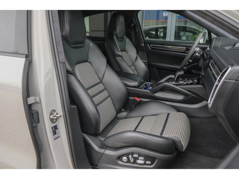 Porsche Cayenne Coupé 3.0 E-Hybrid 462PK Krijtgrijs SportDesign Luchtvering *SOH 82%* Lightweight Package Carbon Dak 4-wielsturing NLauto