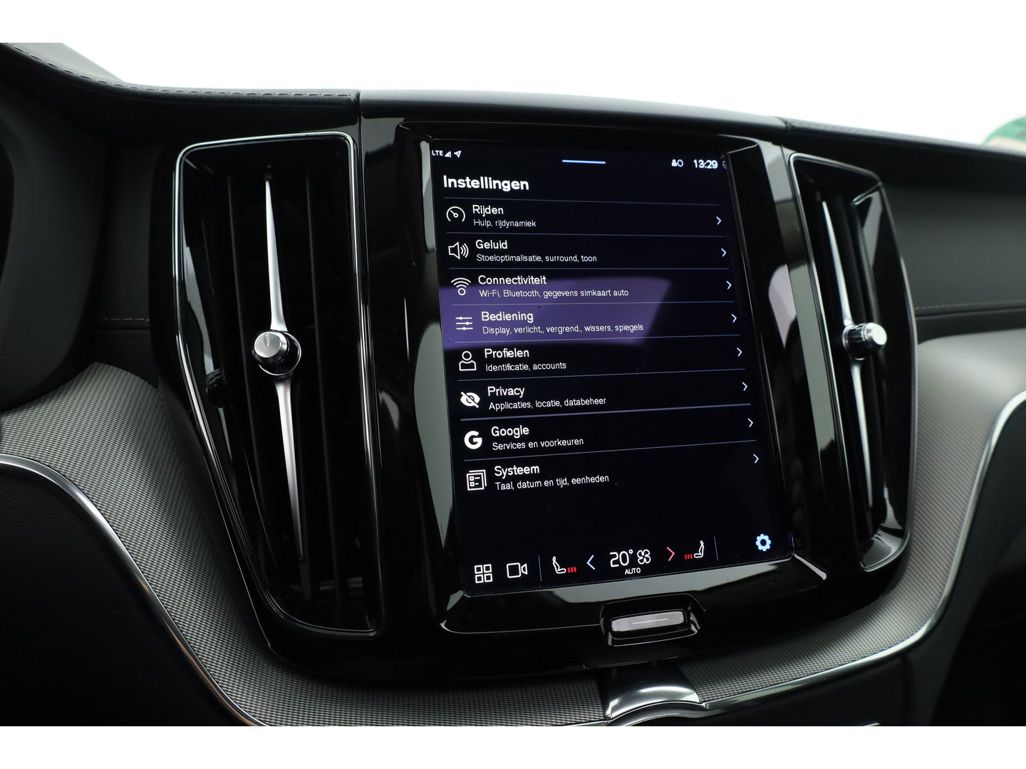 Volvo XC60 2.0 T8 Plug-in hybrid AWD Ultimate Dark | 455 PK | Head-up | Elek. Trekhaak | H&K Audio | 360 camera | ACC |