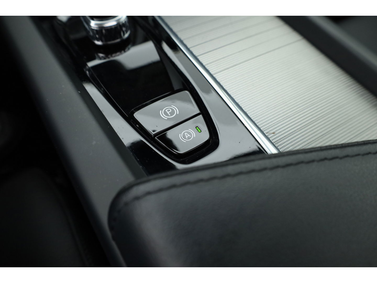 Volvo XC60 2.0 T8 Plug-in hybrid AWD Ultimate Dark | 455 PK | Head-up | Elek. Trekhaak | H&K Audio | 360 camera | ACC |