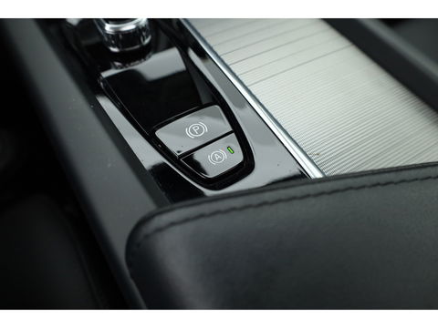 Volvo XC60 2.0 T8 Plug-in hybrid AWD Ultimate Dark | 455 PK | Head-up | Elek. Trekhaak | H&K Audio | 360 camera | ACC |