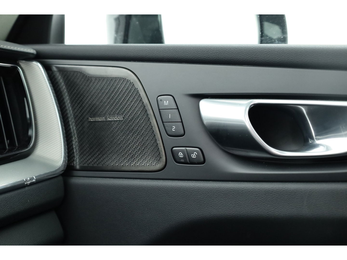 Volvo XC60 2.0 T8 Plug-in hybrid AWD Ultimate Dark | 455 PK | Head-up | Elek. Trekhaak | H&K Audio | 360 camera | ACC |