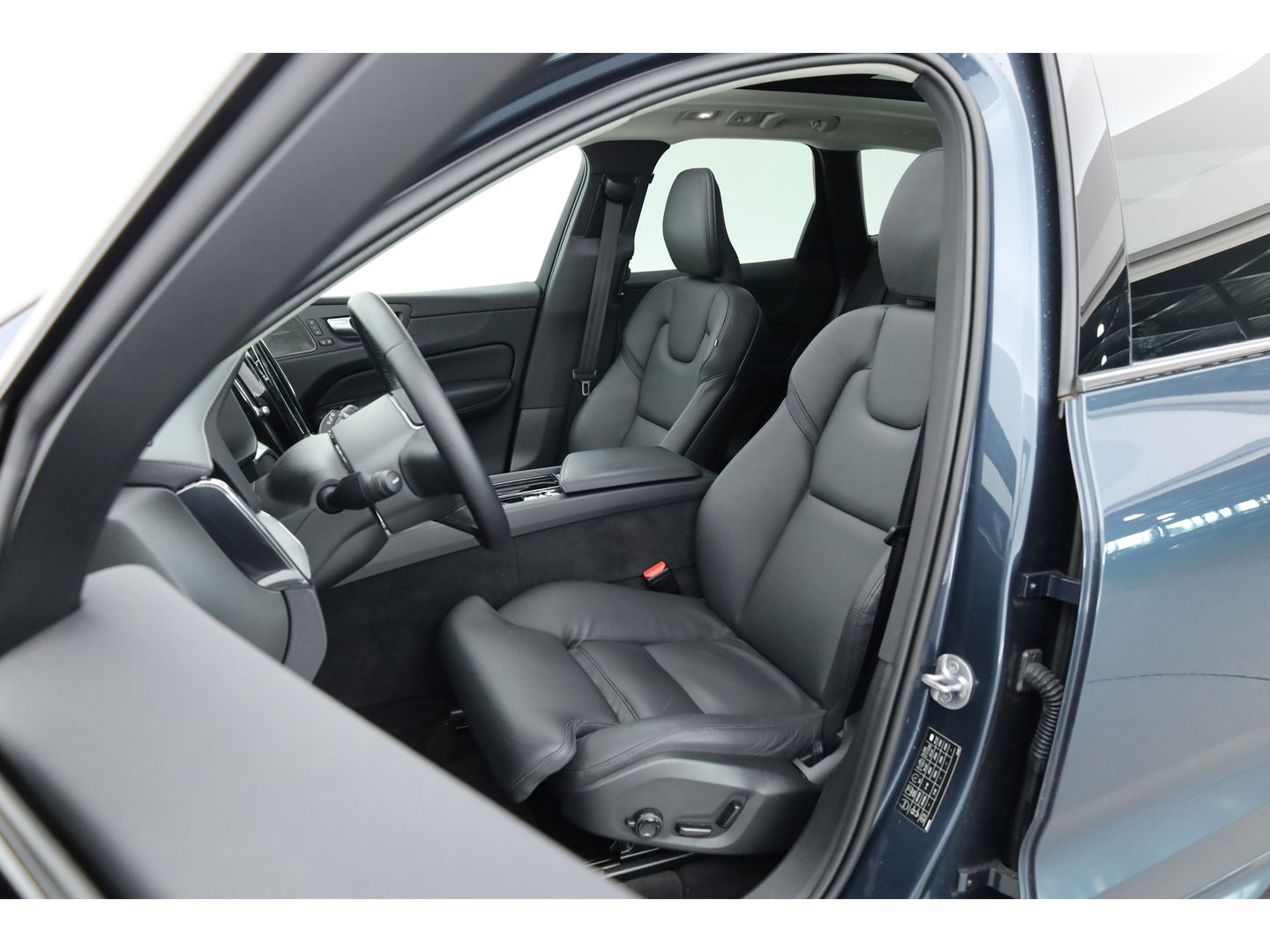 Volvo XC60 2.0 T8 Plug-in hybrid AWD Ultimate Dark | 455 PK | Head-up | Elek. Trekhaak | H&K Audio | 360 camera | ACC |