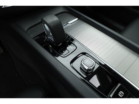 Volvo XC60 2.0 T8 Plug-in hybrid AWD Ultimate Dark | 455 PK | Head-up | Elek. Trekhaak | H&K Audio | 360 camera | ACC |