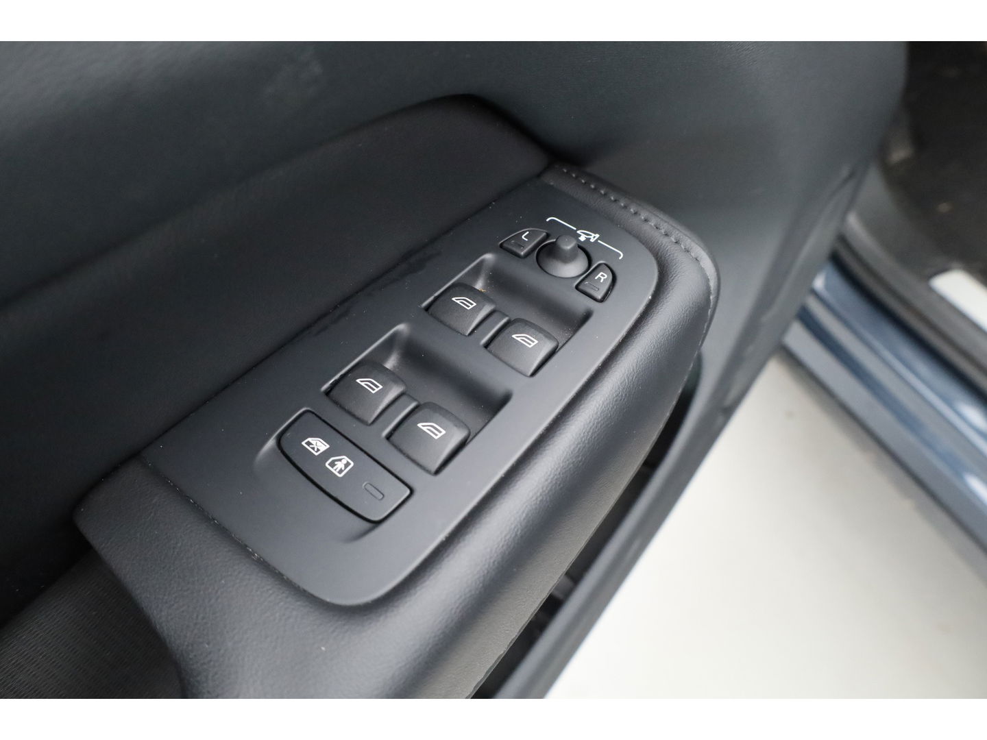 Volvo XC60 2.0 T8 Plug-in hybrid AWD Ultimate Dark | 455 PK | Head-up | Elek. Trekhaak | H&K Audio | 360 camera | ACC |