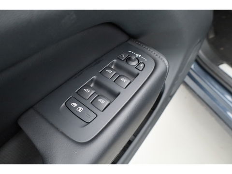 Volvo XC60 2.0 T8 Plug-in hybrid AWD Ultimate Dark | 455 PK | Head-up | Elek. Trekhaak | H&K Audio | 360 camera | ACC |