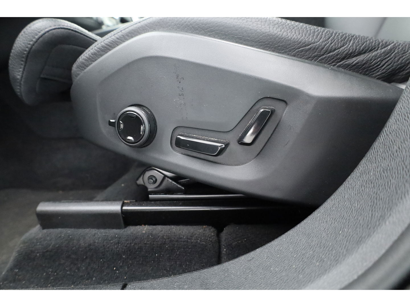 Volvo XC60 2.0 T8 Plug-in hybrid AWD Ultimate Dark | 455 PK | Head-up | Elek. Trekhaak | H&K Audio | 360 camera | ACC |