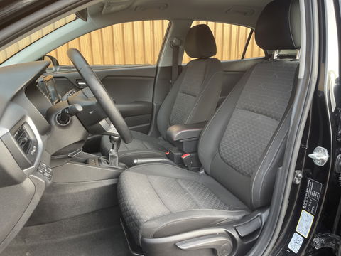 Kia Rio 1.0 TGDI ComfortPlusLine Navigator | Dealer Onderhouden! | Apple Carplay | Android Auto | Camera | Navigatie | DAB | Isofix | Parkeersensoren | LED | Multifunctioneel Stuurwiel |